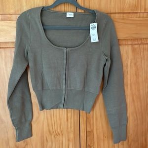 NWT Abercrombie & Fitch Sage Green Cropped Hook and Eye Long Sleeved Sweater